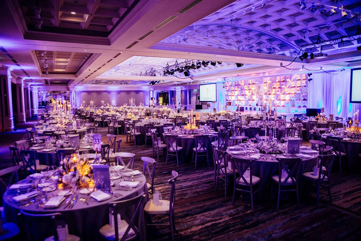 婚宴爱游戏最新官网_爱游戏(中国)还是婚礼堂，哪一个更受新人的青睐？(图2)