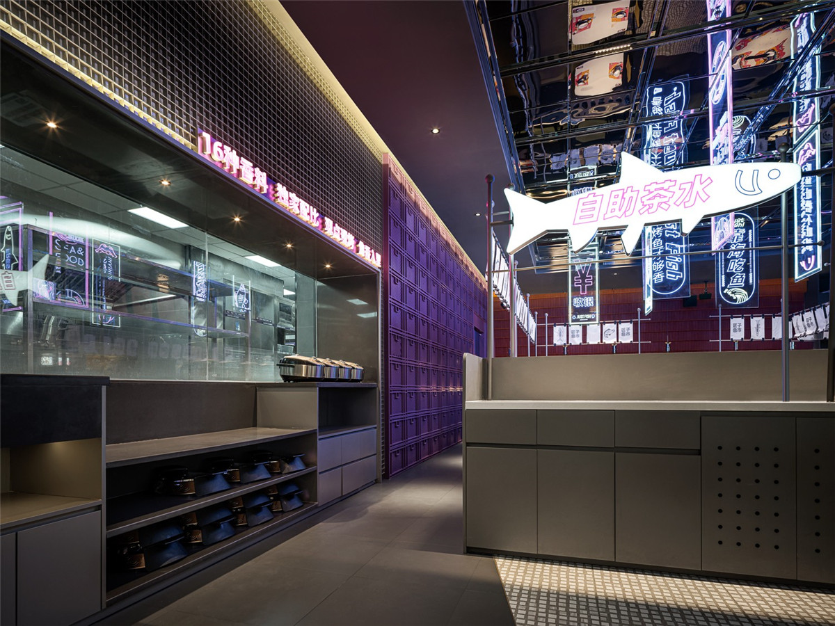 酷酷的霓虹灯复古港风烤鱼店装修设计(图3) 9577183_09.jpg