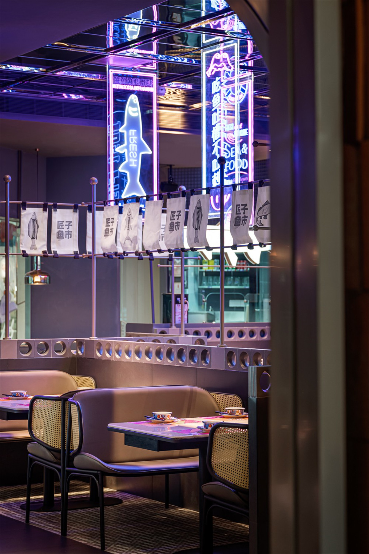酷酷的霓虹灯复古港风烤鱼店装修设计(图8) 9577200_25.jpg