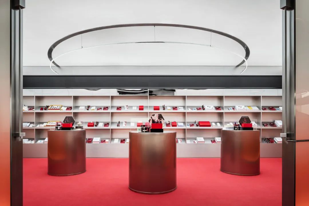 化妆品办公室设计推荐超现实美妆研究所装修案例(图4) 化妆品办公室设计推荐超现实美妆研究所装修案例(图4)