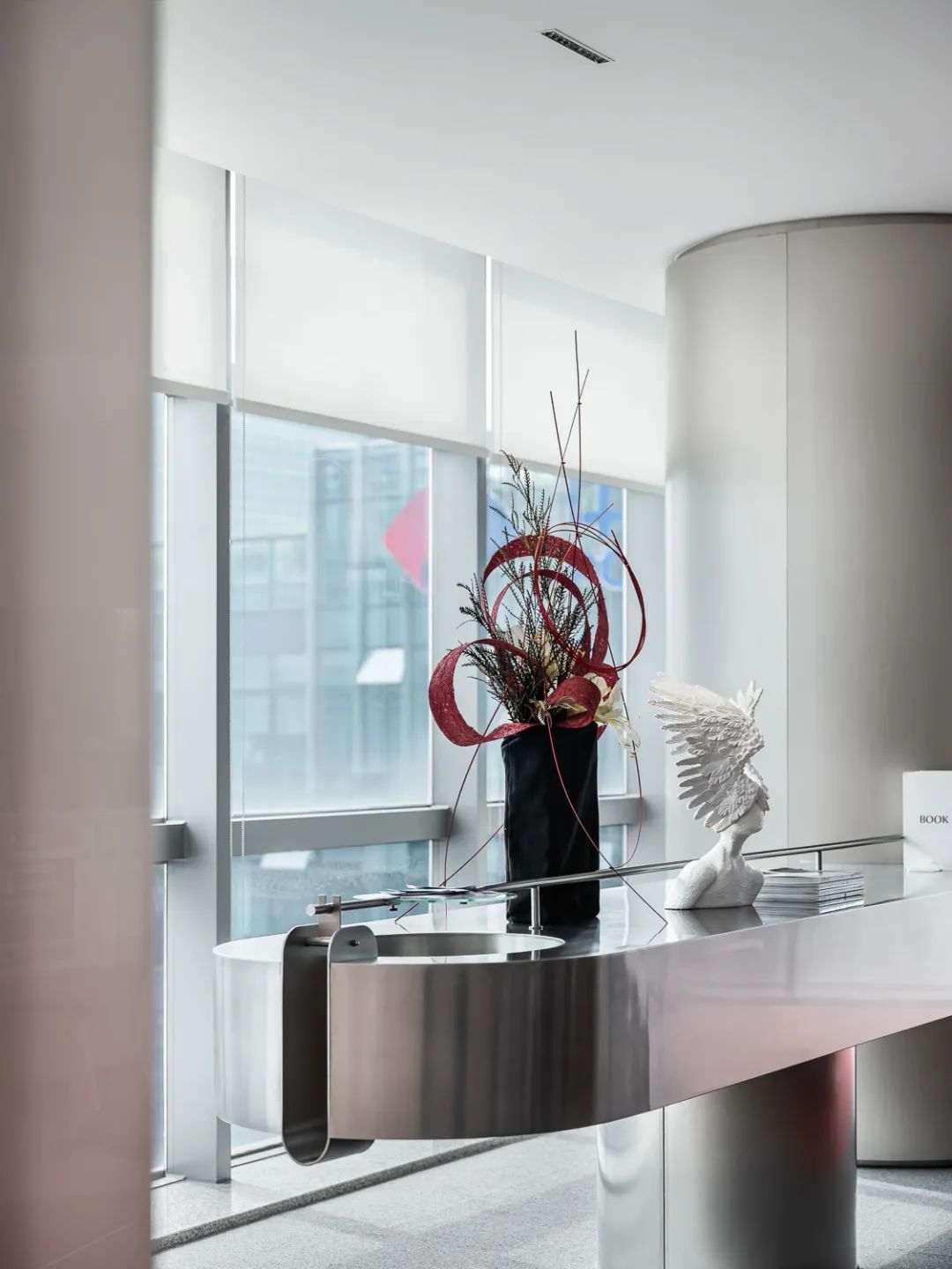 化妆品办公室设计推荐超现实美妆研究所装修案例(图13) 化妆品办公室设计推荐超现实美妆研究所装修案例(图13)