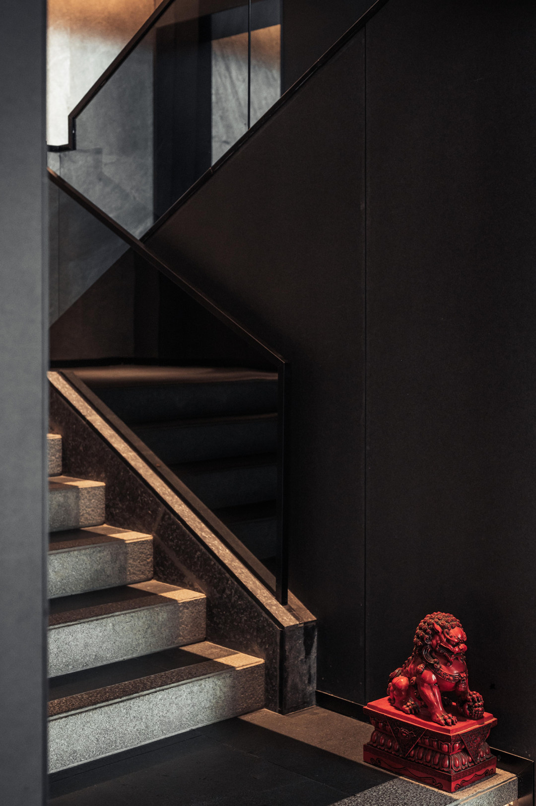 现代极简与中式混搭风商务中餐厅装修设计案例(图6) 现代极简与中式混搭风商务中餐厅装修设计案例(图6)