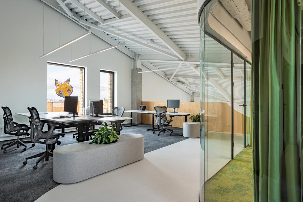 郑州金博大推荐时尚多彩软件公司办公室装修案例(图4) 郑州金博大推荐时尚多彩软件公司办公室装修案例(图4)