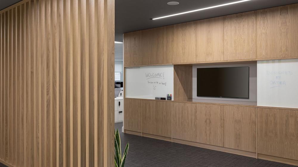 灵动多元的保险中介机构办公室装修设计方案(图2) 灵动多元的保险中介机构办公室装修设计方案(图2)