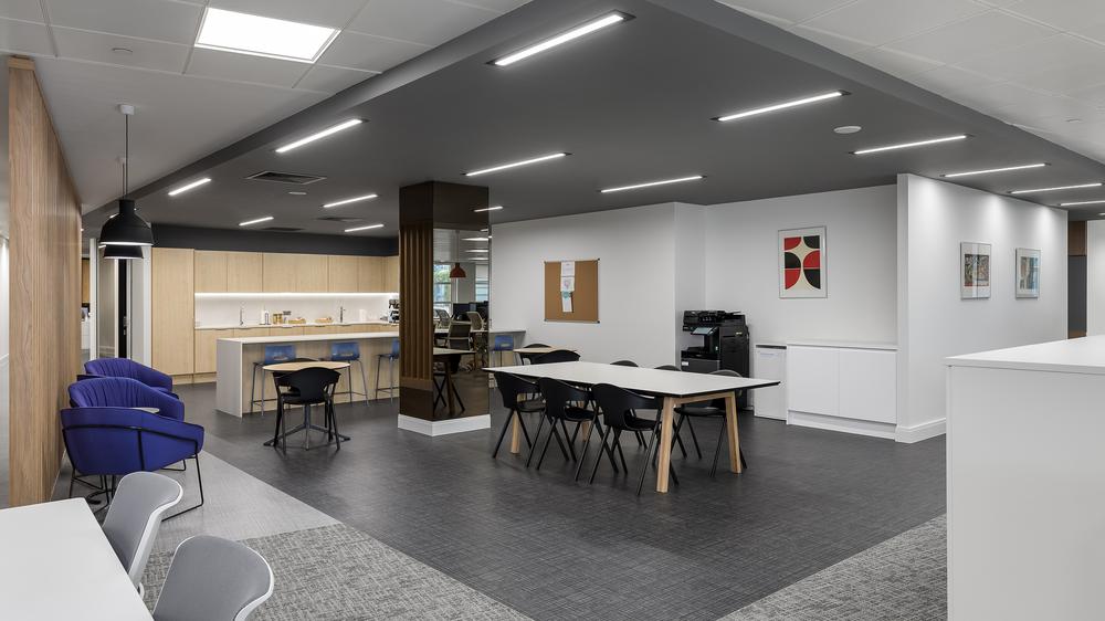 灵动多元的保险中介机构办公室装修设计方案(图4) 灵动多元的保险中介机构办公室装修设计方案(图4)