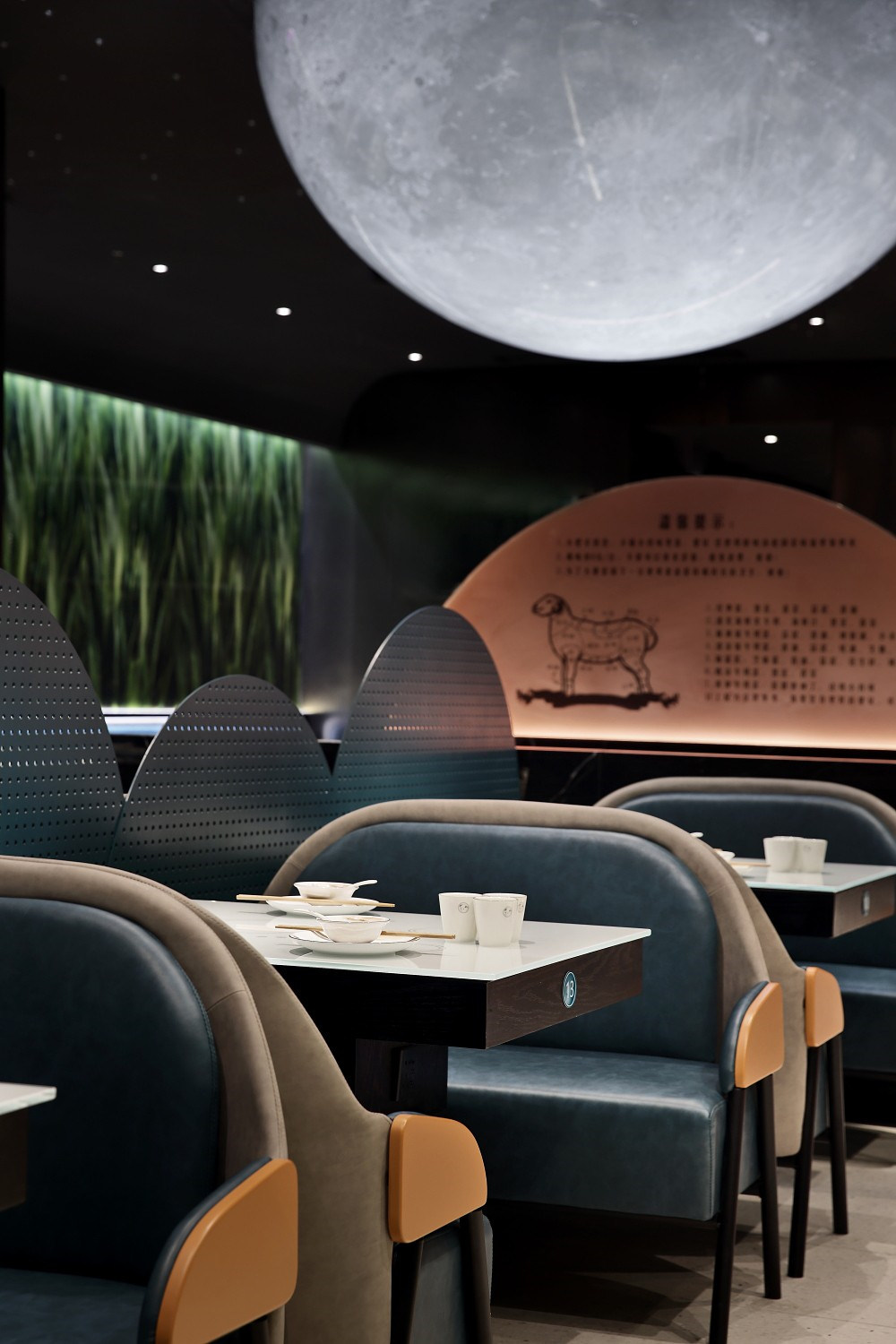 郑州火锅店设计推荐小肥羊特色火锅店装修实景图(图6) 郑州火锅店设计推荐小肥羊特色火锅店装修实景图(图6)