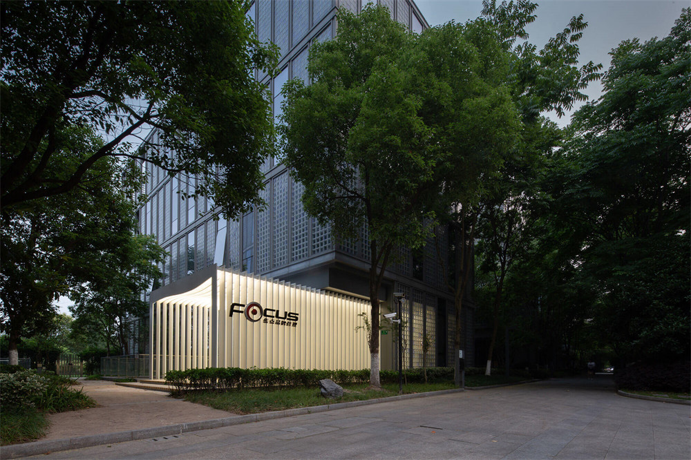 郑州办公室设计公司焦点品牌管理办公室装修案例(图1) DM_20220830154837_001.jpg