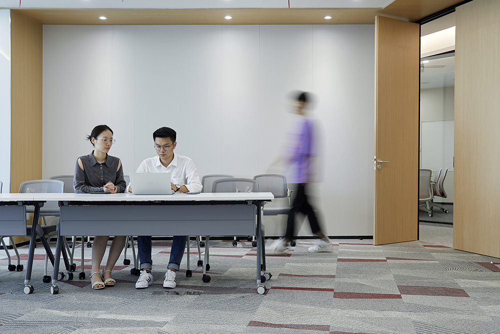 上海凤凰网新媒体传媒公司办公室装修设计案例(图12) 上海凤凰网新媒体传媒公司办公室装修设计案例(图12)