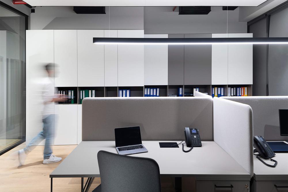 简约大气的建筑工程公司办公室装修设计案例(图3) 简约大气的建筑工程公司办公室装修设计案例(图3)