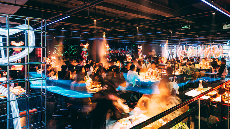 时尚潮酷赛博朋克风牛蛙火锅店装修设计方案(图3) 时尚潮酷赛博朋克风牛蛙火锅店装修设计方案(图3)