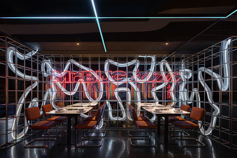 时尚潮酷赛博朋克风牛蛙火锅店装修设计方案(图8) 时尚潮酷赛博朋克风牛蛙火锅店装修设计方案(图8)