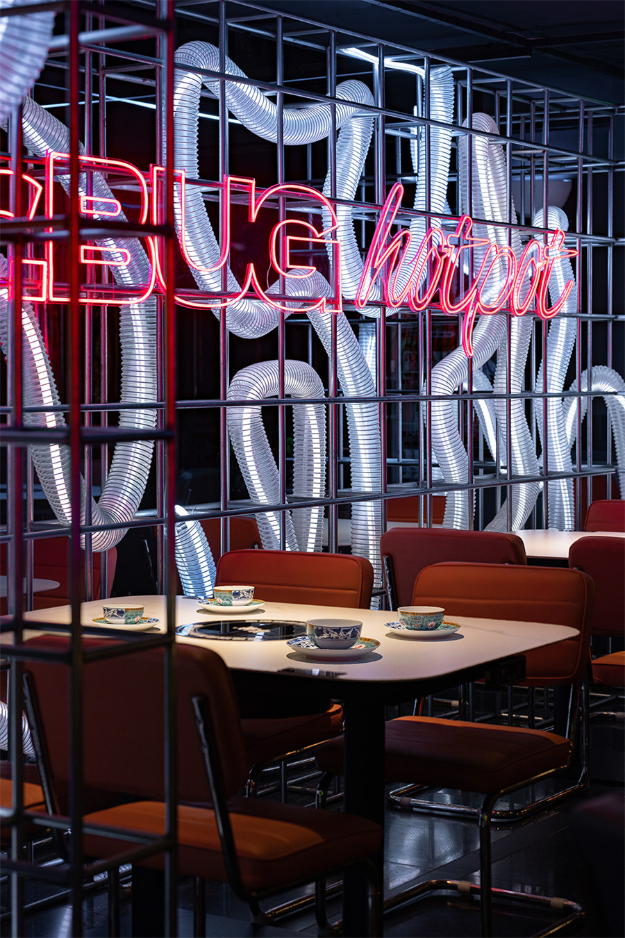 时尚潮酷赛博朋克风牛蛙火锅店装修设计方案(图9) 时尚潮酷赛博朋克风牛蛙火锅店装修设计方案(图9)