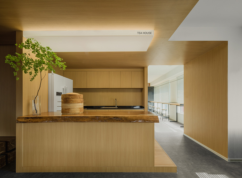 郑州办公室装修推荐红鹤集团办公室设计案例(图3) 郑州办公室装修推荐红鹤集团办公室设计案例(图3)