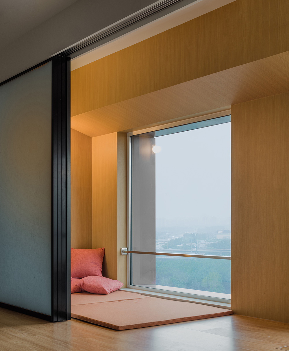 郑州办公室装修推荐红鹤集团办公室设计案例(图7) 郑州办公室装修推荐红鹤集团办公室设计案例(图7)