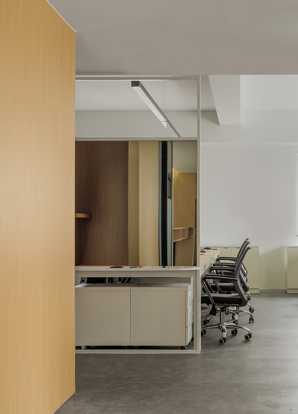 郑州办公室装修推荐红鹤集团办公室设计案例(图8) 郑州办公室装修推荐红鹤集团办公室设计案例(图8)