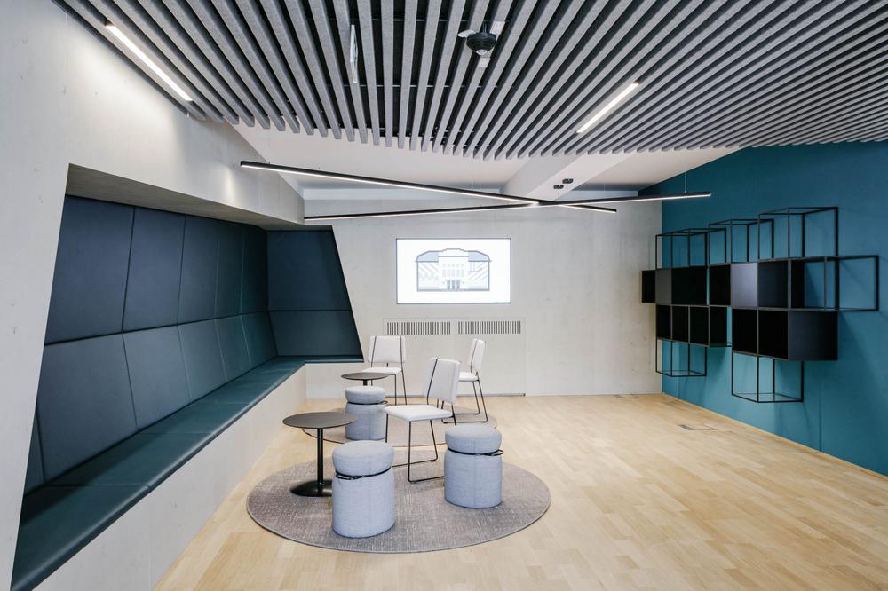 青春活力的商务科技公司办公室装修设计方案(图2) 青春活力的商务科技公司办公室装修设计方案(图2)