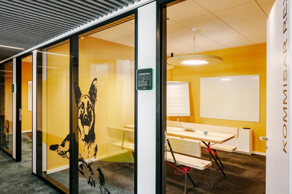 青春活力的商务科技公司办公室装修设计方案(图6) 青春活力的商务科技公司办公室装修设计方案(图6)