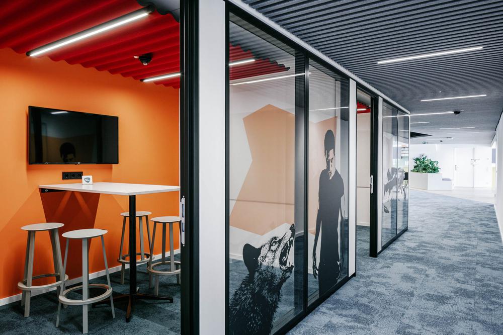 青春活力的商务科技公司办公室装修设计方案(图5) 青春活力的商务科技公司办公室装修设计方案(图5)