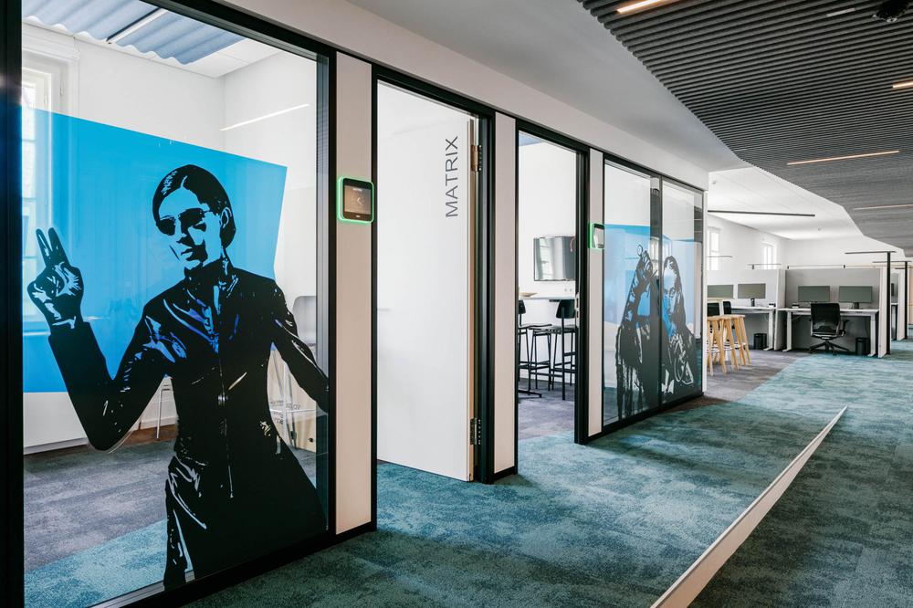 青春活力的商务科技公司办公室装修设计方案(图10) 青春活力的商务科技公司办公室装修设计方案(图10)