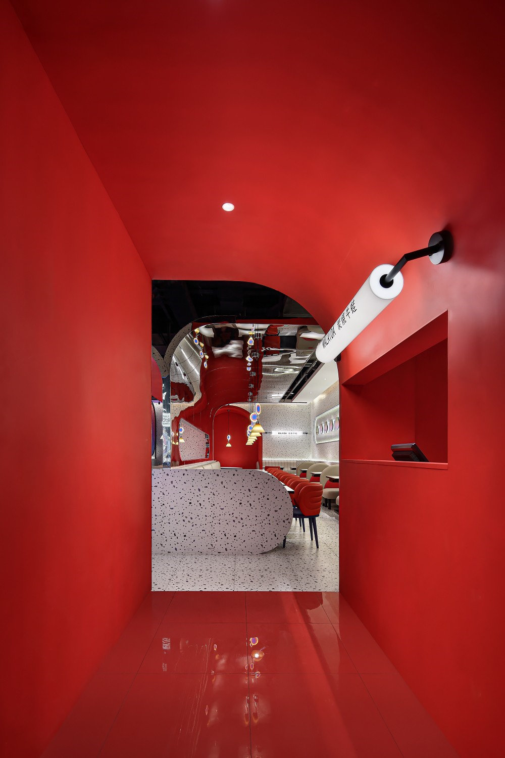 蛙来哒牛蛙特色主题餐厅装修设计案例(图2) 蛙来哒牛蛙特色主题餐厅装修设计案例(图2)