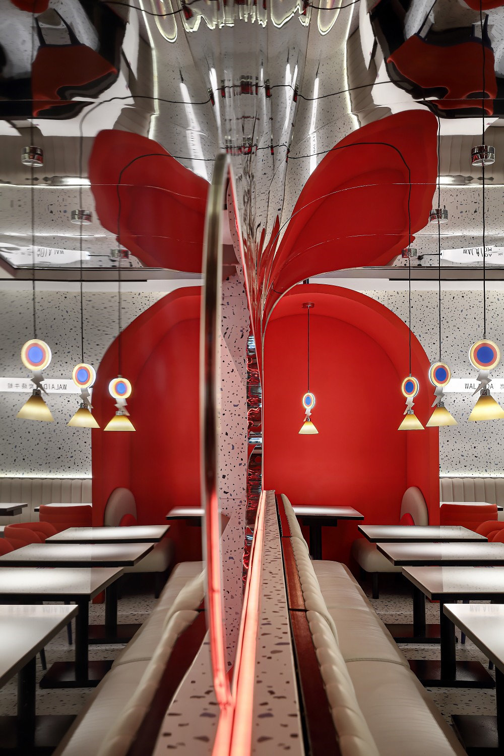 蛙来哒牛蛙特色主题餐厅装修设计案例(图9) 蛙来哒牛蛙特色主题餐厅装修设计案例(图9)