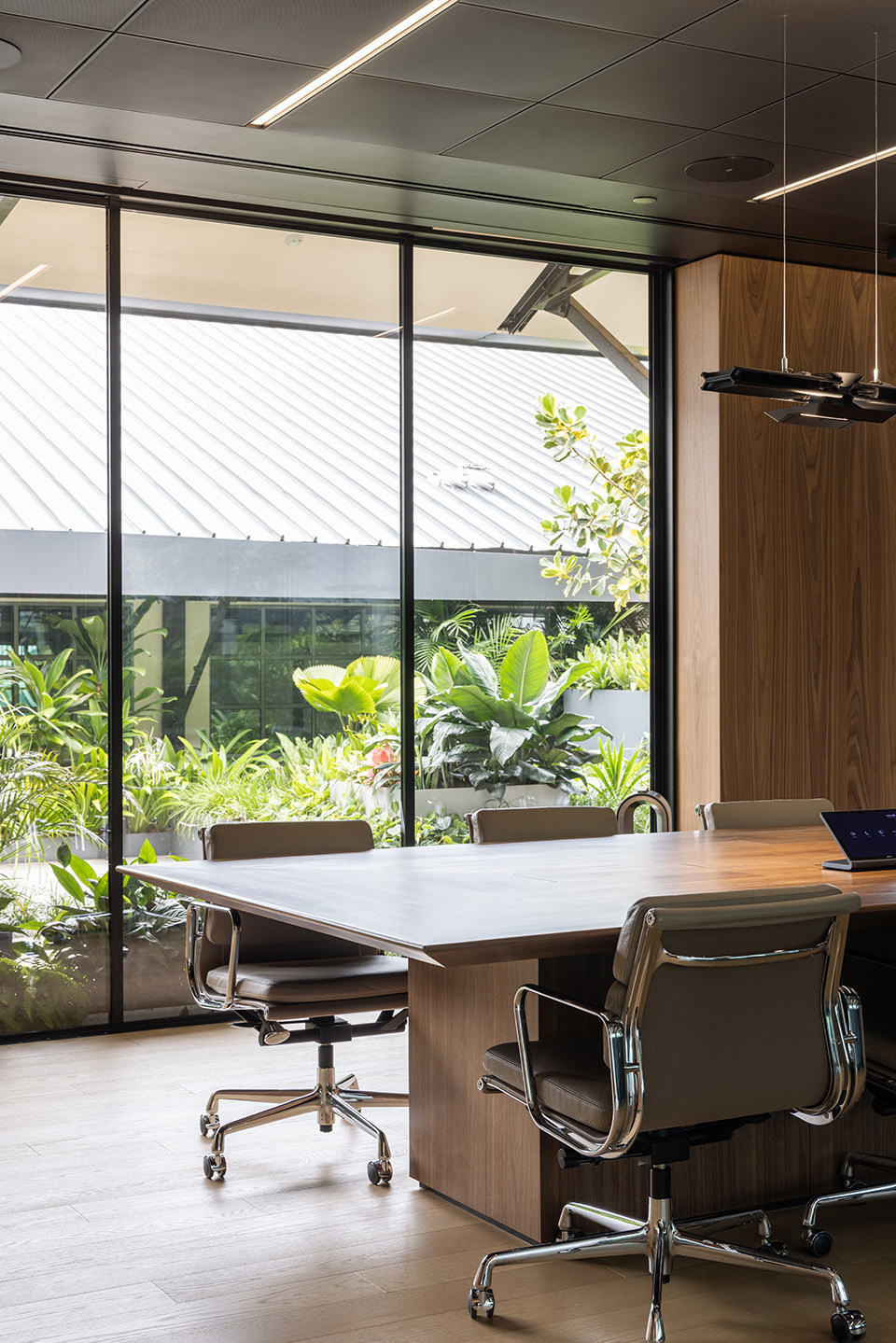 绿色工业风戴森全球总部办公楼装修设计方案(图8) 绿色工业风戴森全球总部办公楼装修设计方案(图8)