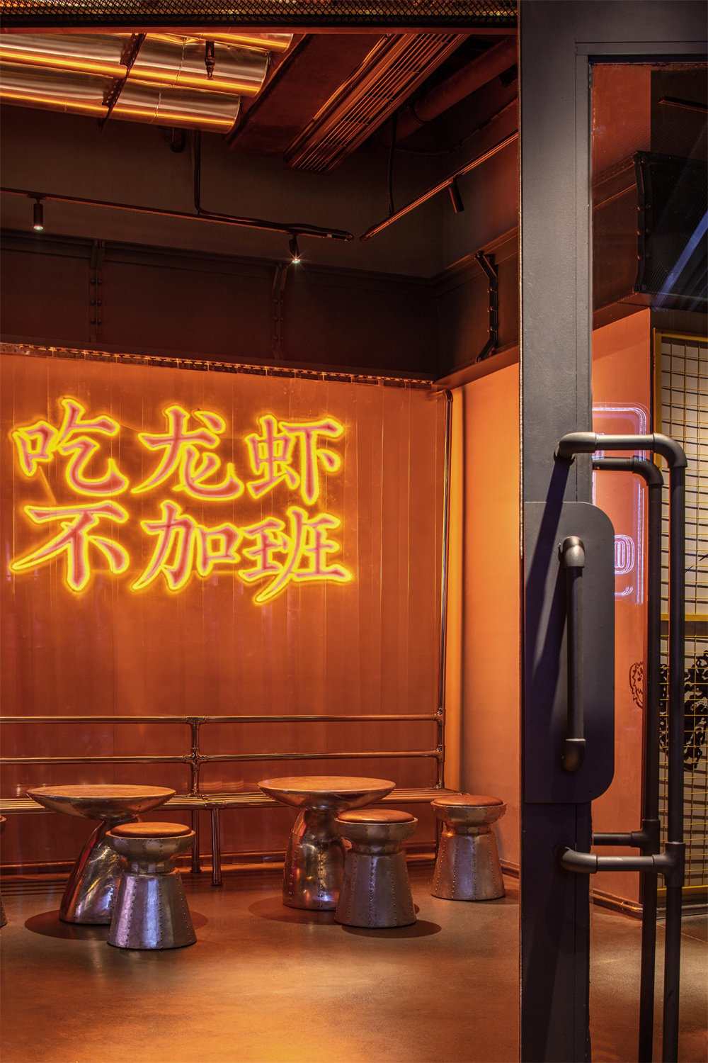 郑州餐厅装修推荐剧院工业风小龙虾店装修设计(图2) 郑州餐厅装修推荐剧院工业风小龙虾店装修设计(图2)