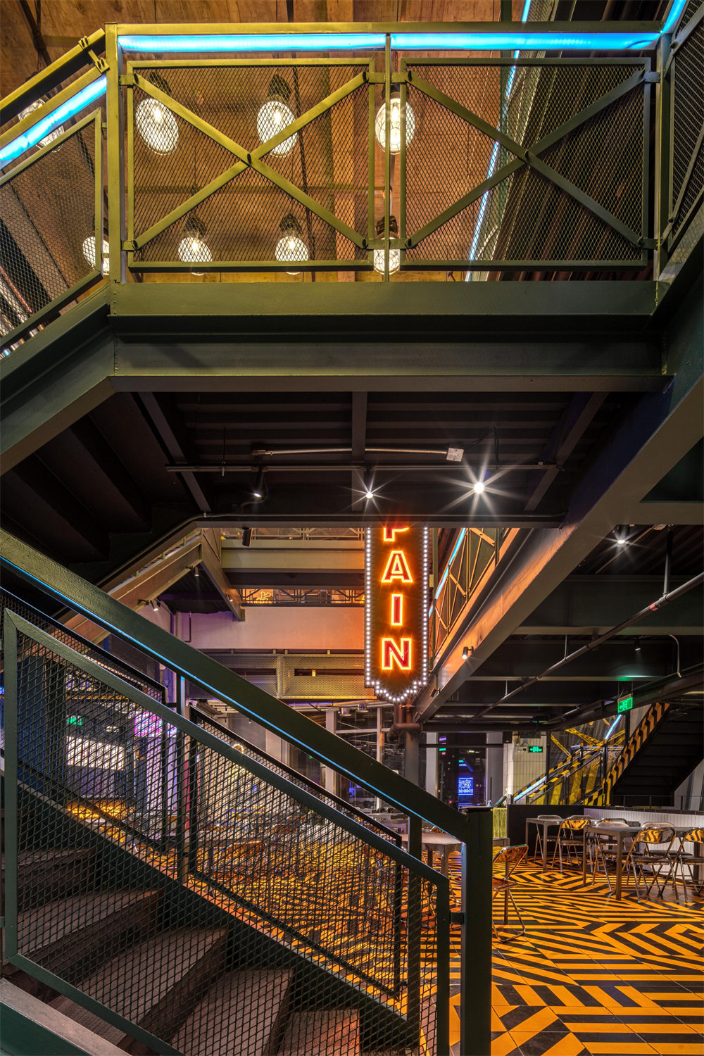 郑州餐厅装修推荐剧院工业风小龙虾店装修设计(图6) 郑州餐厅装修推荐剧院工业风小龙虾店装修设计(图6)