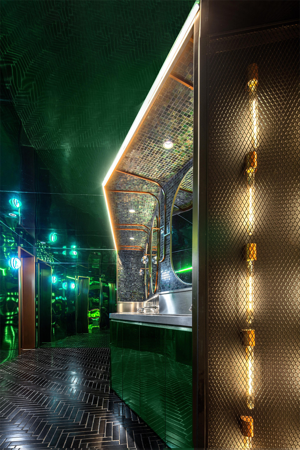 郑州餐厅装修推荐剧院工业风小龙虾店装修设计(图9) 郑州餐厅装修推荐剧院工业风小龙虾店装修设计(图9)