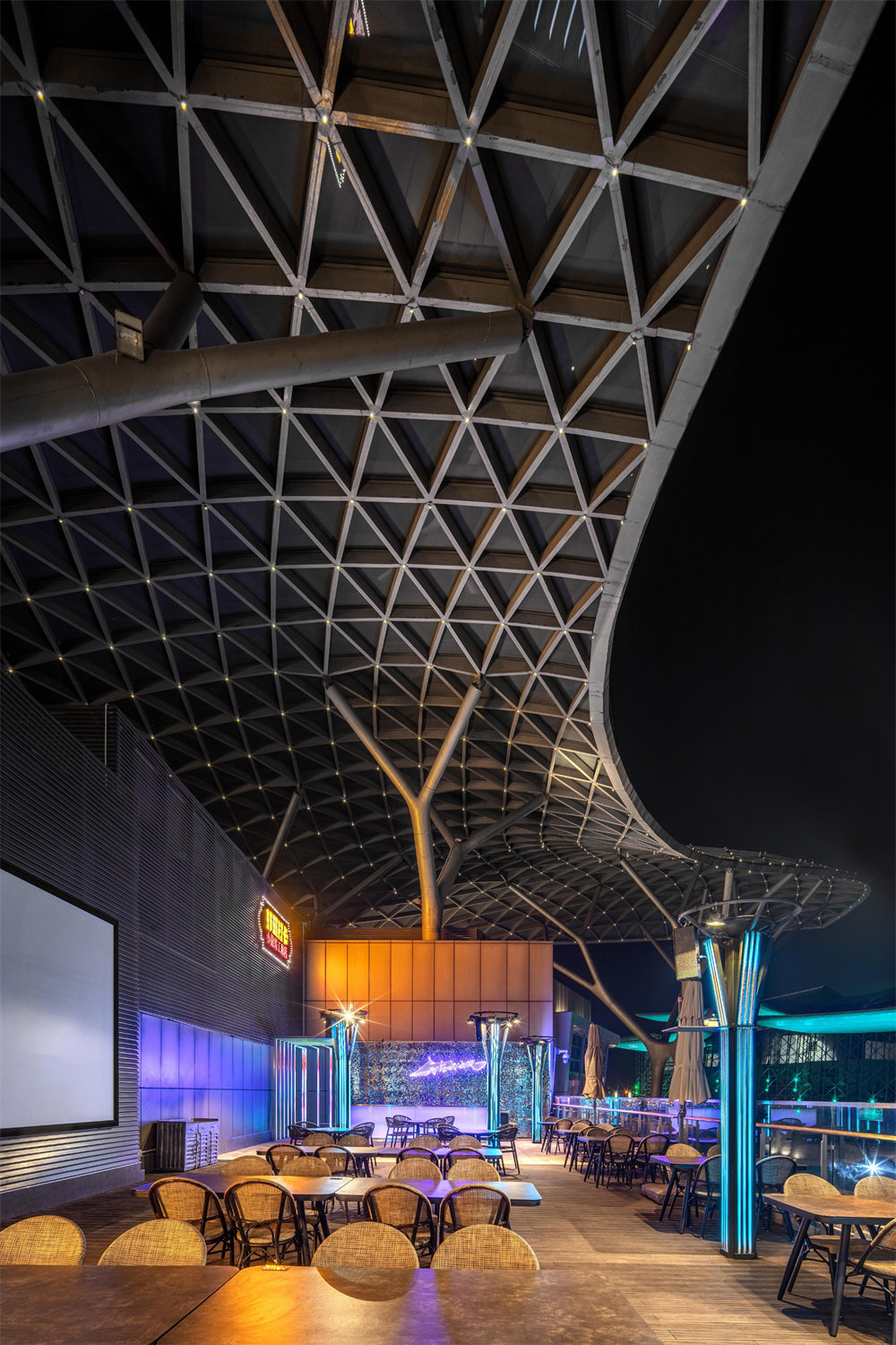 郑州餐厅装修推荐剧院工业风小龙虾店装修设计(图10) 郑州餐厅装修推荐剧院工业风小龙虾店装修设计(图10)