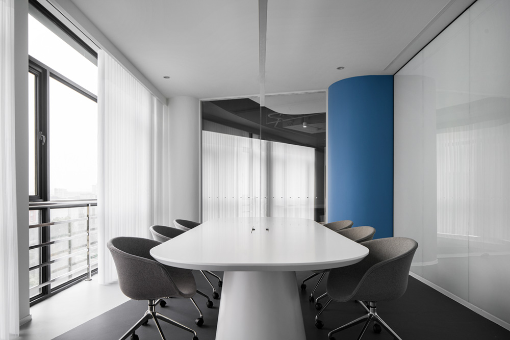 极简工业风智慧物流公司办公室装修设计案例(图8) 极简工业风智慧物流公司办公室装修设计案例(图8)