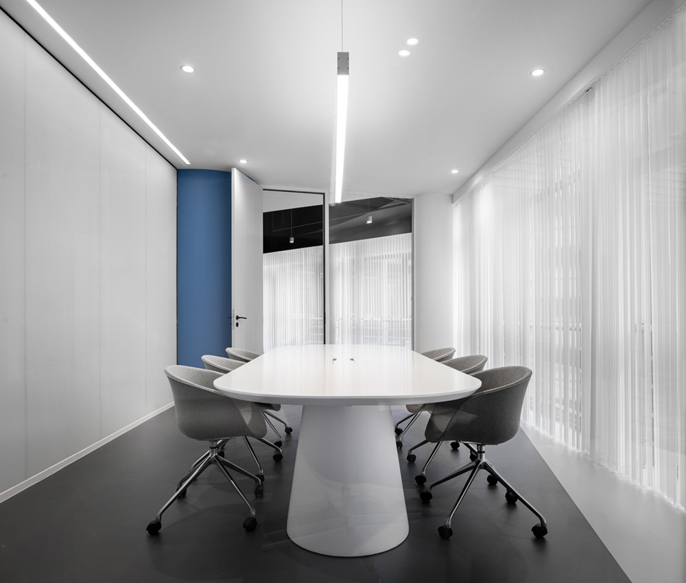 极简工业风智慧物流公司办公室装修设计案例(图10) 极简工业风智慧物流公司办公室装修设计案例(图10)