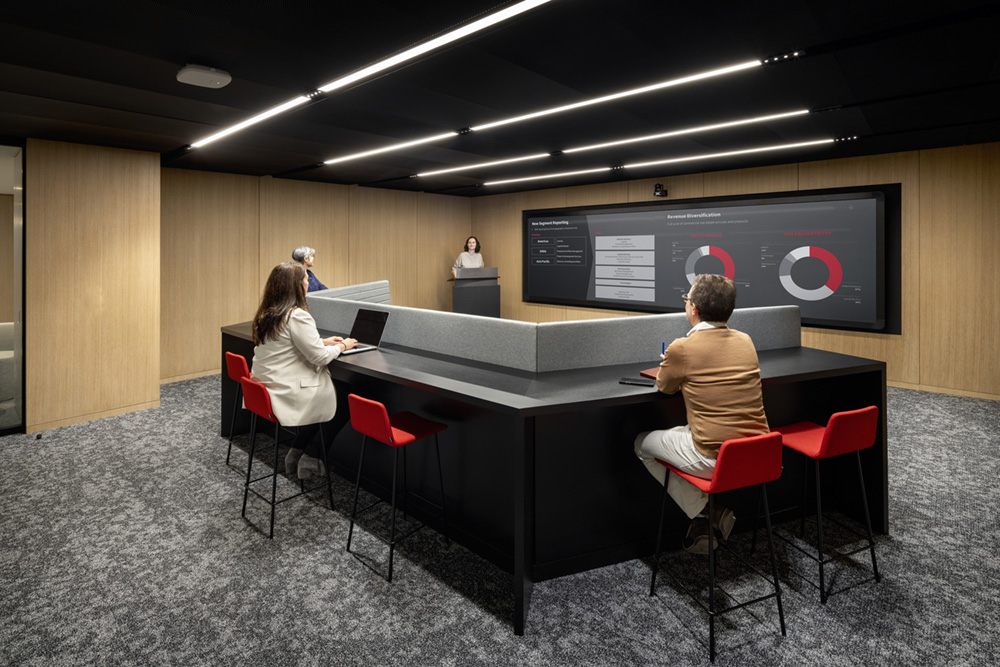 现代大气的仲量联行地产公司总部办公室装修设计(图7) 现代大气的仲量联行地产公司总部办公室装修设计(图7)