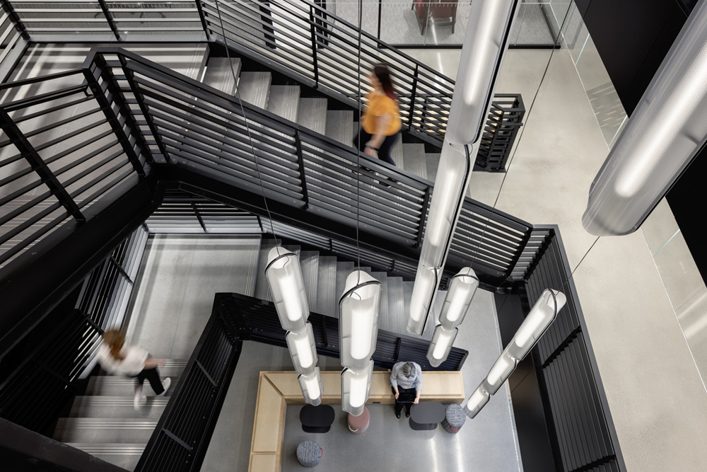 现代大气的仲量联行地产公司总部办公室装修设计(图9) 现代大气的仲量联行地产公司总部办公室装修设计(图9)