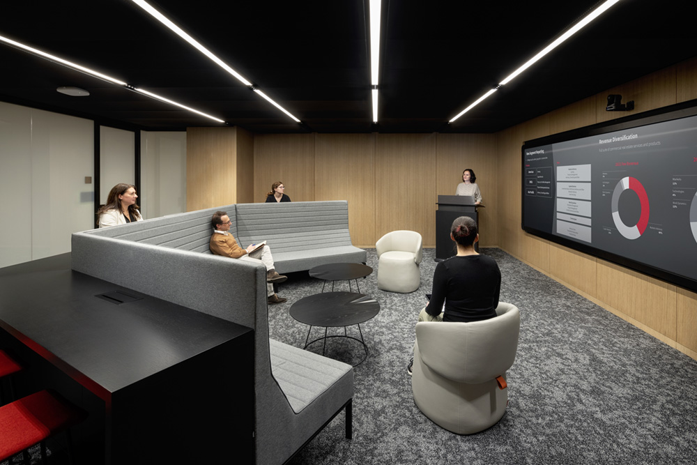 现代大气的仲量联行地产公司总部办公室装修设计(图13) 现代大气的仲量联行地产公司总部办公室装修设计(图13)