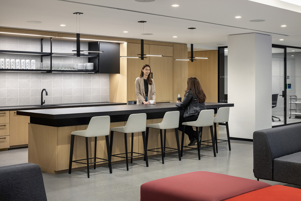 现代大气的仲量联行地产公司总部办公室装修设计(图15) 现代大气的仲量联行地产公司总部办公室装修设计(图15)