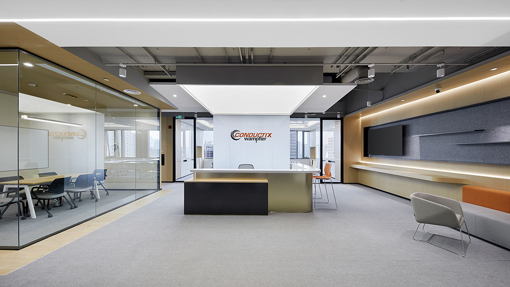 灵动时尚的供电设备总部办公室装修设计案例(图1) 灵动时尚的供电设备总部办公室装修设计案例(图1)