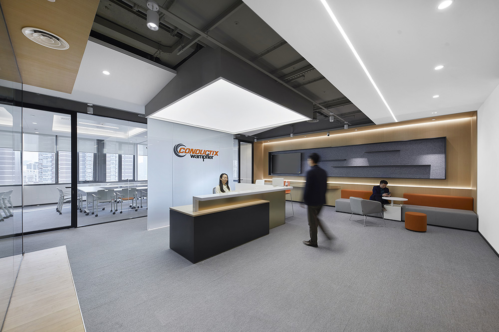 灵动时尚的供电设备总部办公室装修设计案例(图2) 灵动时尚的供电设备总部办公室装修设计案例(图2)