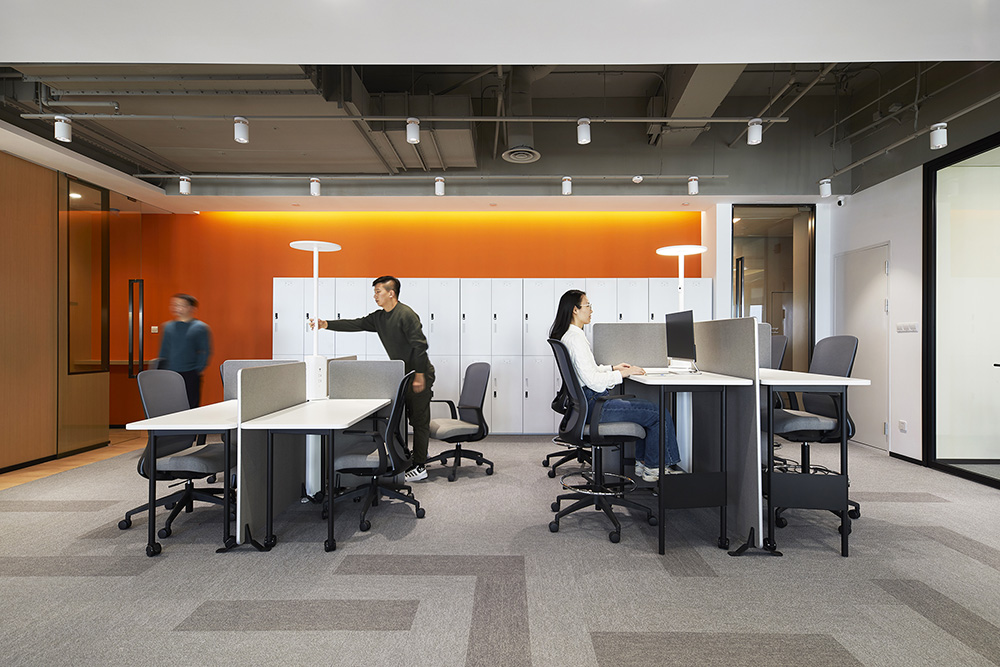 灵动时尚的供电设备总部办公室装修设计案例(图4) 灵动时尚的供电设备总部办公室装修设计案例(图4)