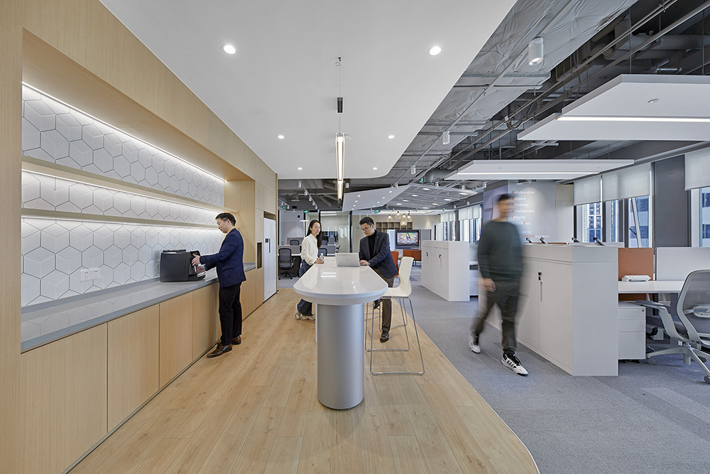 灵动时尚的供电设备总部办公室装修设计案例(图5) 灵动时尚的供电设备总部办公室装修设计案例(图5)