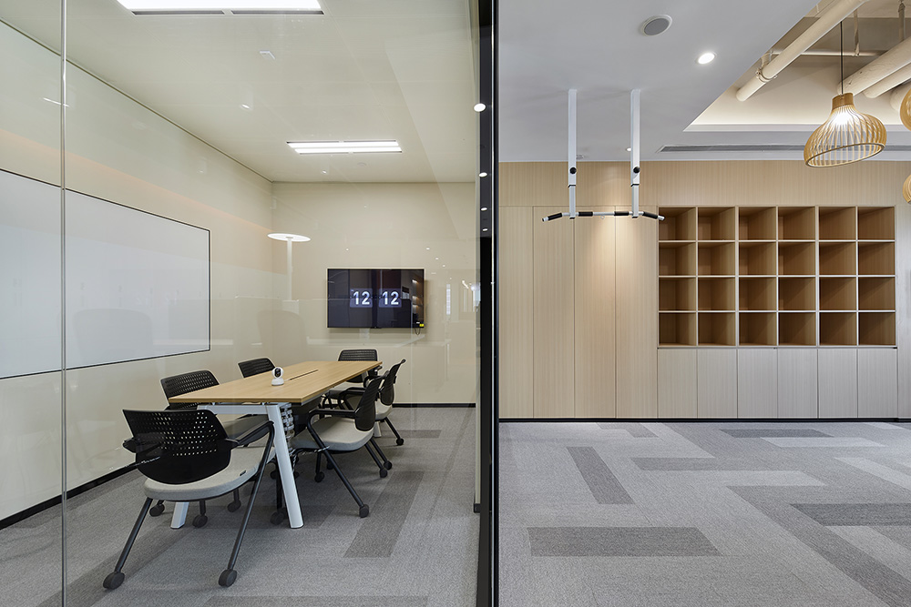 灵动时尚的供电设备总部办公室装修设计案例(图7) 灵动时尚的供电设备总部办公室装修设计案例(图7)