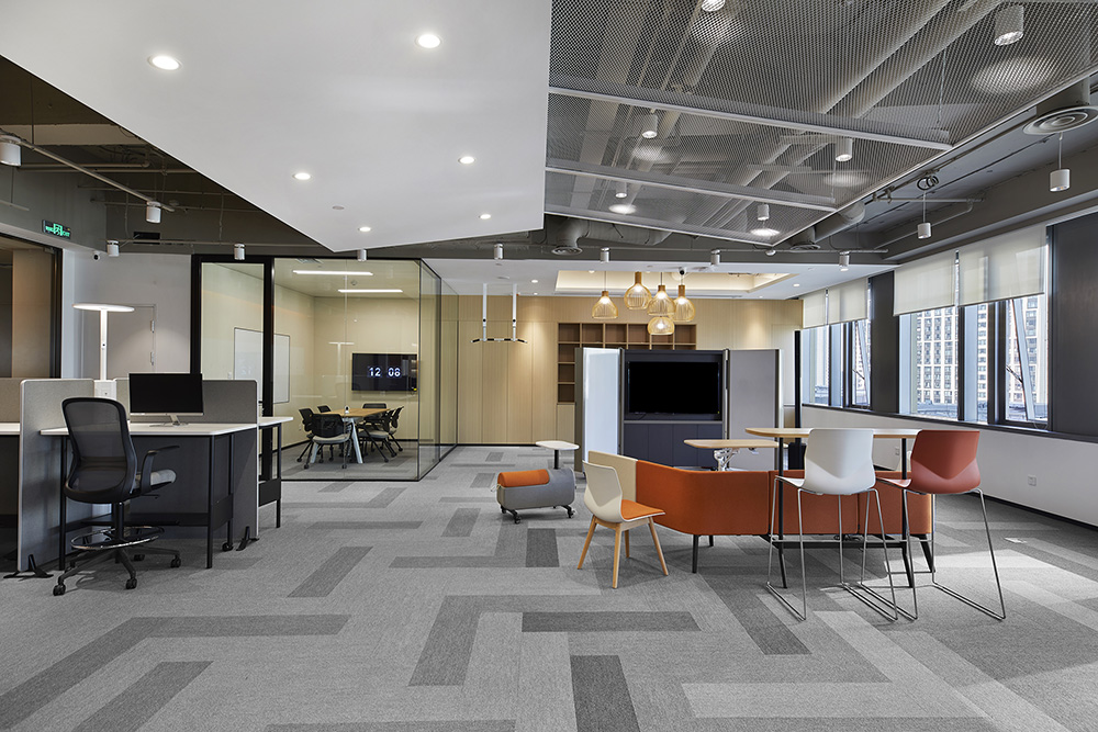 灵动时尚的供电设备总部办公室装修设计案例(图6) 灵动时尚的供电设备总部办公室装修设计案例(图6)