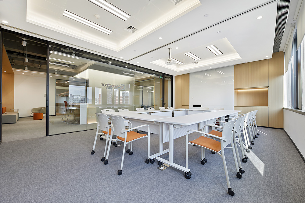 灵动时尚的供电设备总部办公室装修设计案例(图8) 灵动时尚的供电设备总部办公室装修设计案例(图8)