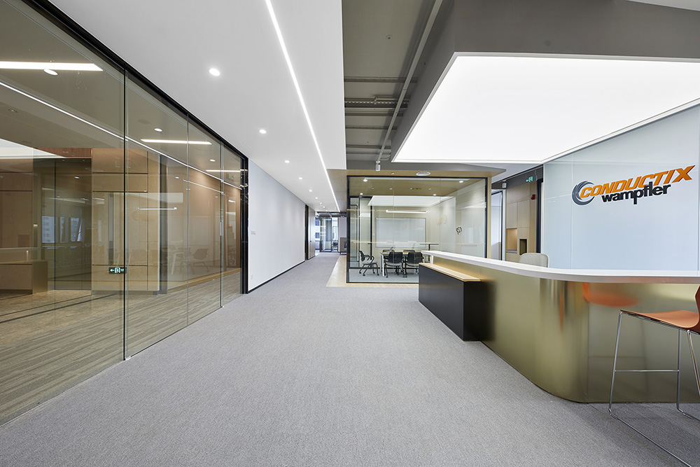 灵动时尚的供电设备总部办公室装修设计案例(图9) 灵动时尚的供电设备总部办公室装修设计案例(图9)