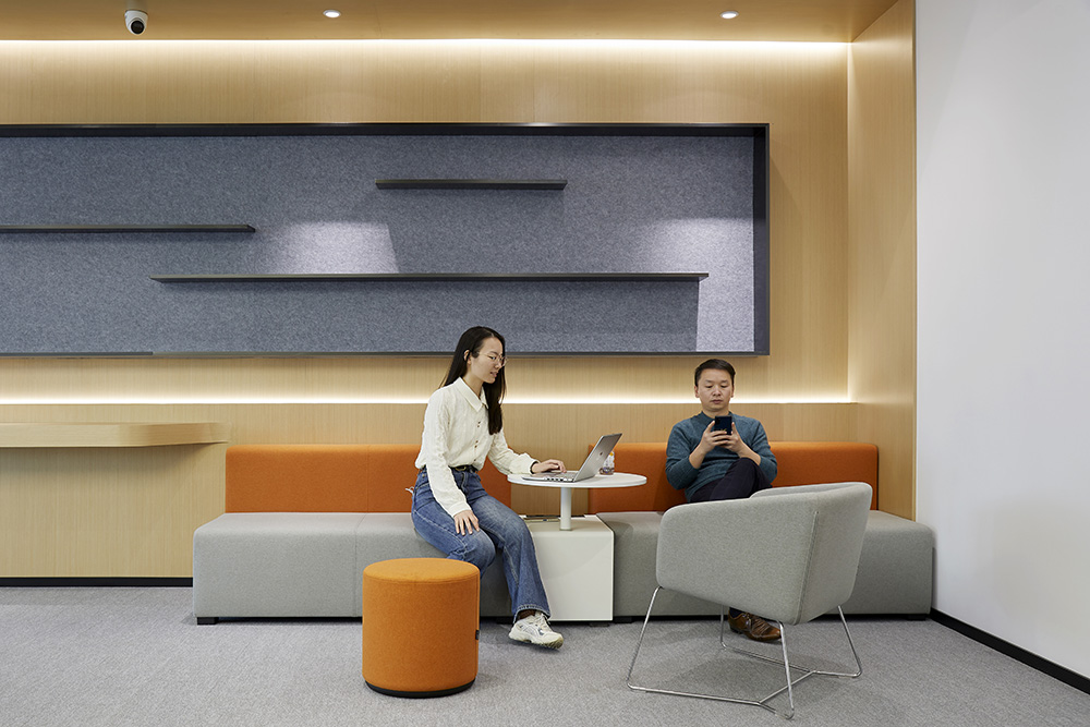 灵动时尚的供电设备总部办公室装修设计案例(图10) 灵动时尚的供电设备总部办公室装修设计案例(图10)