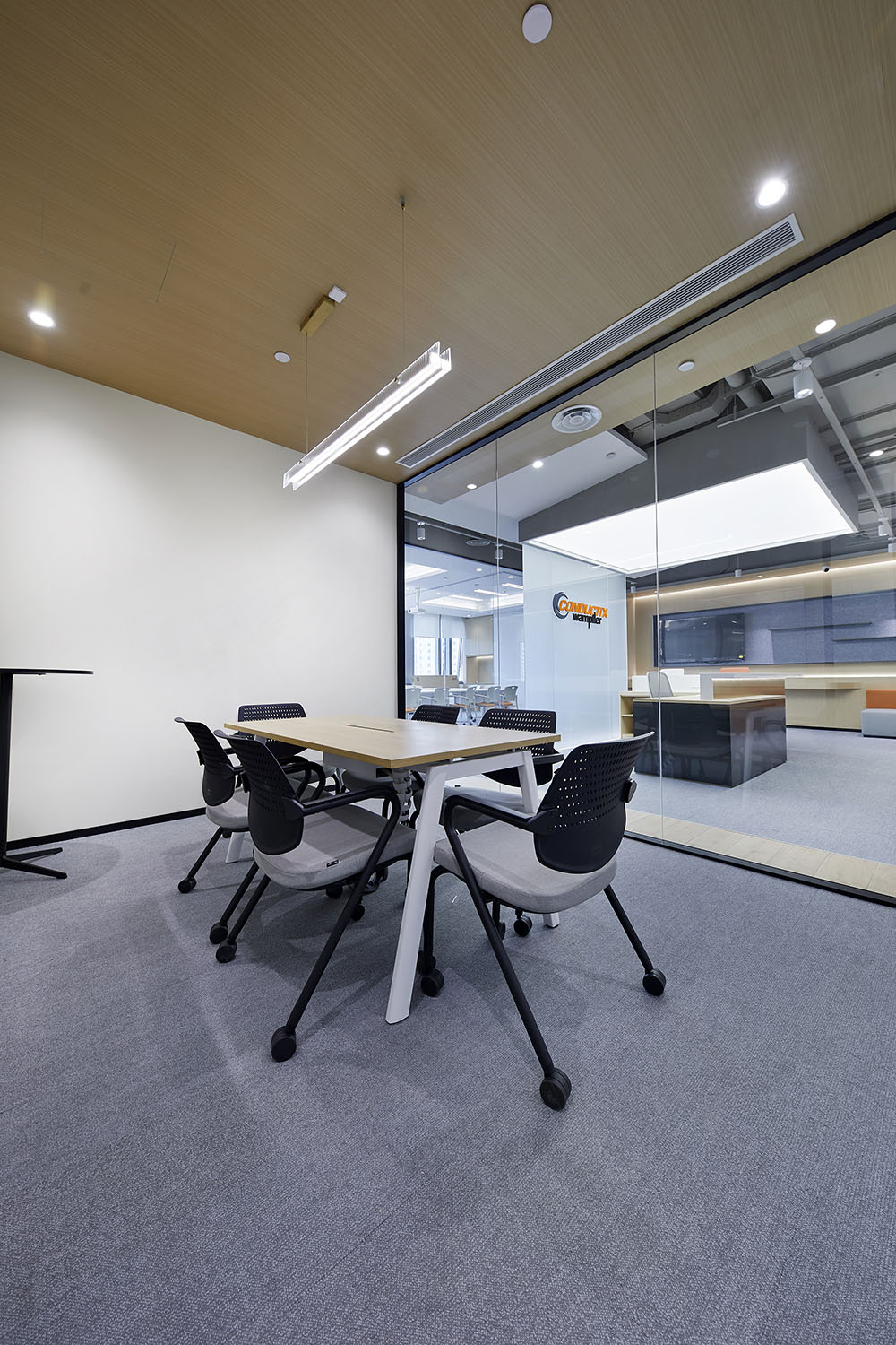 灵动时尚的供电设备总部办公室装修设计案例(图12) 灵动时尚的供电设备总部办公室装修设计案例(图12)