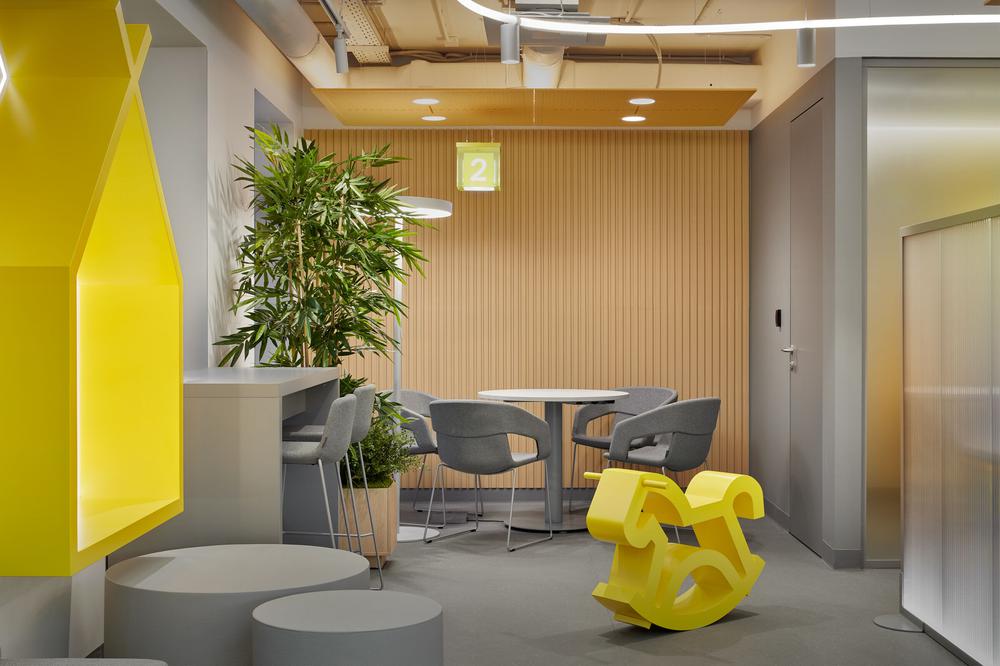 时尚灵动的Raiffeisen银行办公室装修设计方案(图14) 时尚灵动的Raiffeisen银行办公室装修设计方案(图14)