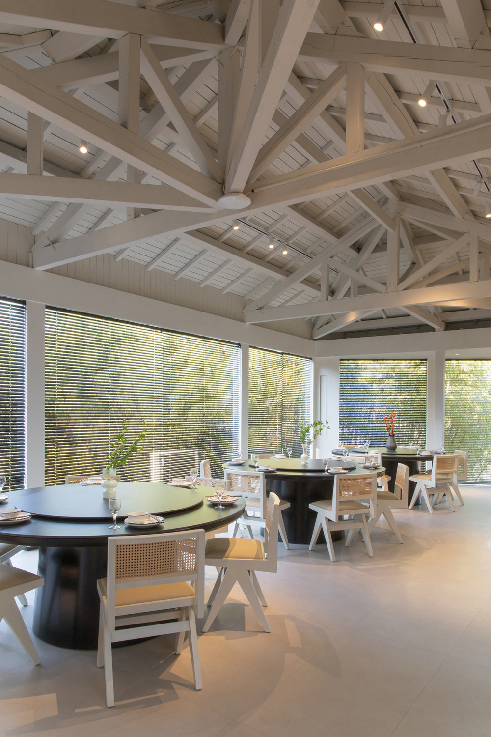 入云餐厅设计 20年餐饮老店翻新改造设计案例(图5) 入云餐厅设计 20年餐饮老店翻新改造设计案例(图5)