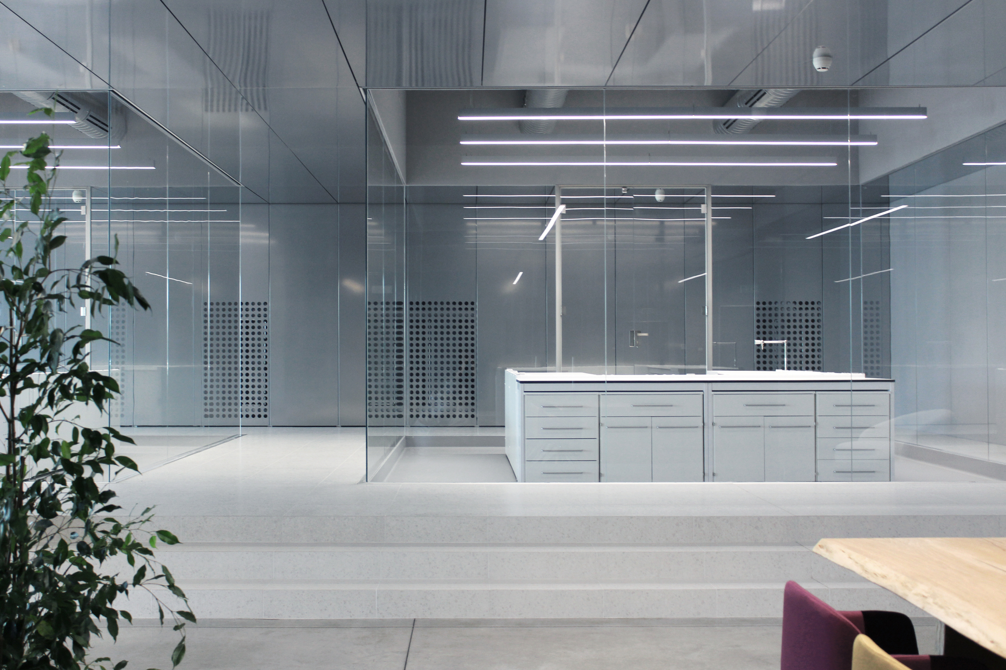 大气明亮的国外医药公司办公室装修设计方案(图4) 大气明亮的国外医药公司办公室装修设计方案(图4)