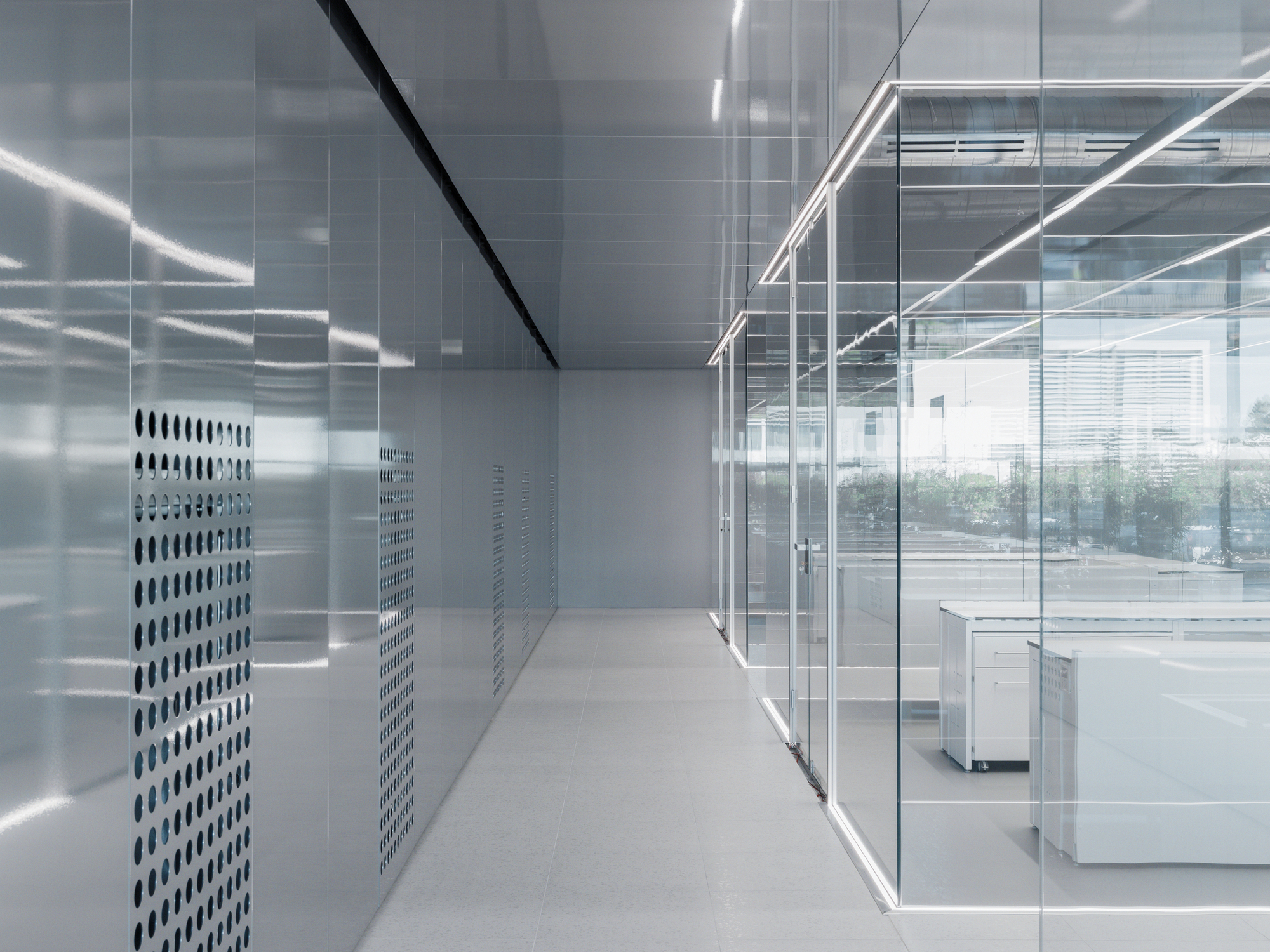 大气明亮的国外医药公司办公室装修设计方案(图5) 大气明亮的国外医药公司办公室装修设计方案(图5)